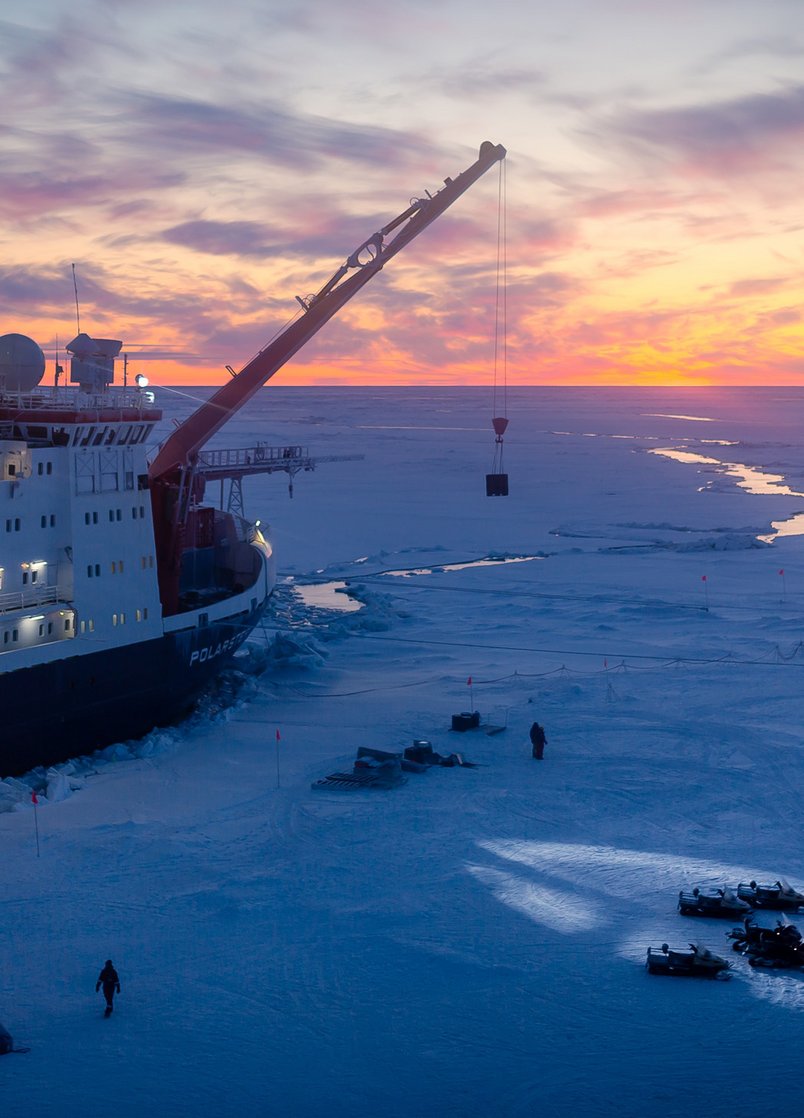 MOSAiC - Crack in front of Polarstern at the ice camp. 11 October 2019, Stefan Hendricks MOSAiC - Crack in front of Polarstern at the ice camp. 11 October 2019, Stefan Hendricks