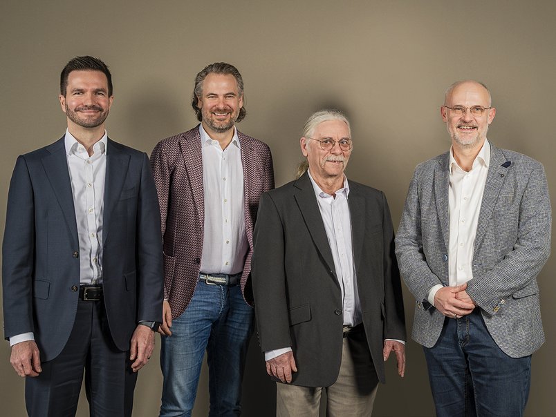 Photo (from left to right): Dr. Florian Blobner, Patrick Paul, Anton Pautz, Dr. Lars Mechold Photo (from left to right): Dr. Florian Blobner, Patrick Paul, Anton Pautz, Dr. Lars Mechold